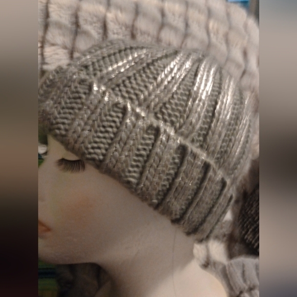H&M Divided NWOT OSFM Silver metallic beanie - Picture 2 of 7